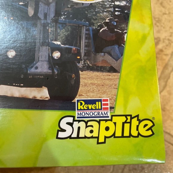Hunter's Humvee Snagger SnapTite Revell Jurassic Park Model Kit The Lost World - Picture 2 of 5